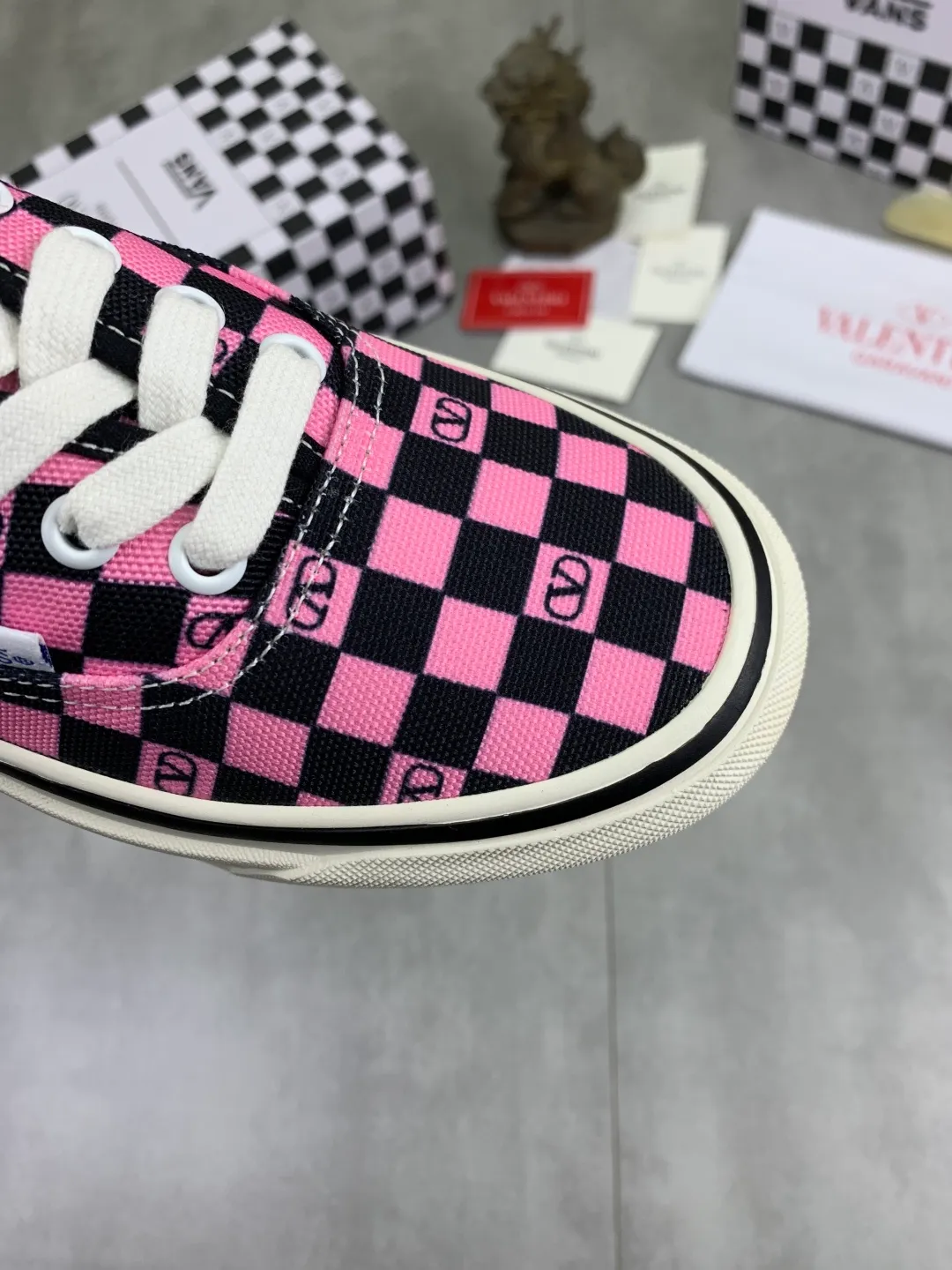 Men's shoes 💰P460 New Valentino❌Wans co-branded Valentino and Vans release new co-branded sneakers, integrating Valentino's Italian high-definition aesthetics and Vans's free and authentic spirit, giving classic shoes a personality that spans the ages. Many stars - Jolin Tsai. Yang Zi. Liu Wen. Ma Baiquan. Choi Soobin. freen. Song Zuer. JJ Lin. zel. Cecilia Cheung. shark. Xin Yunlai...Same style. Female model: 35-42 (41.42 is custom-made and non-refundable) Men's model: 39-46 (45.46 is custom-made and non-refundable)